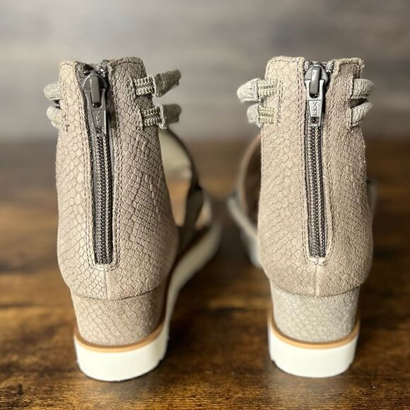 Diba True Women's Green Clover Cushioned Low Wedge Sandal in Taupe. Size 6. New! - Picture 12 of 16